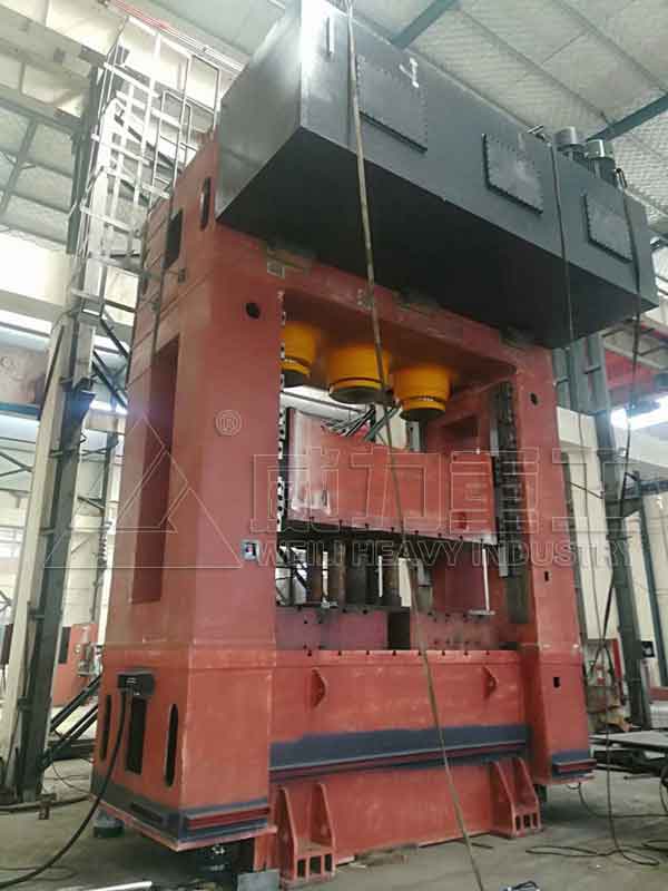 2000吨木门压型框架式油压机生产中
